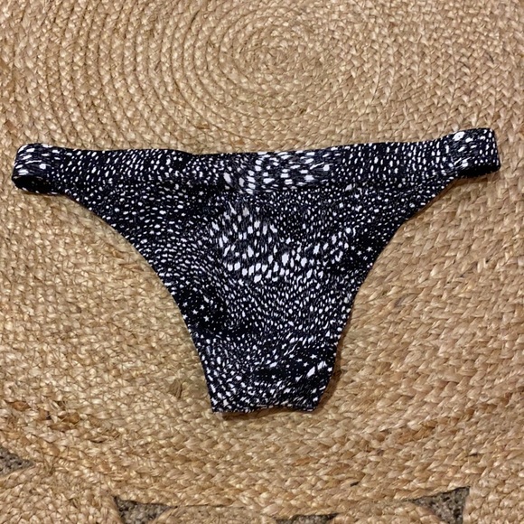 B&W swim bottoms, medium - Picture 2 of 2